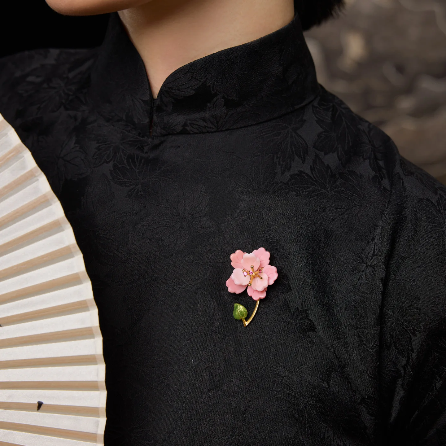 Fashionable, exquisite and elegant mother-of-pearl brooch with flower design, high-end and luxurious magnetic corsage for women.