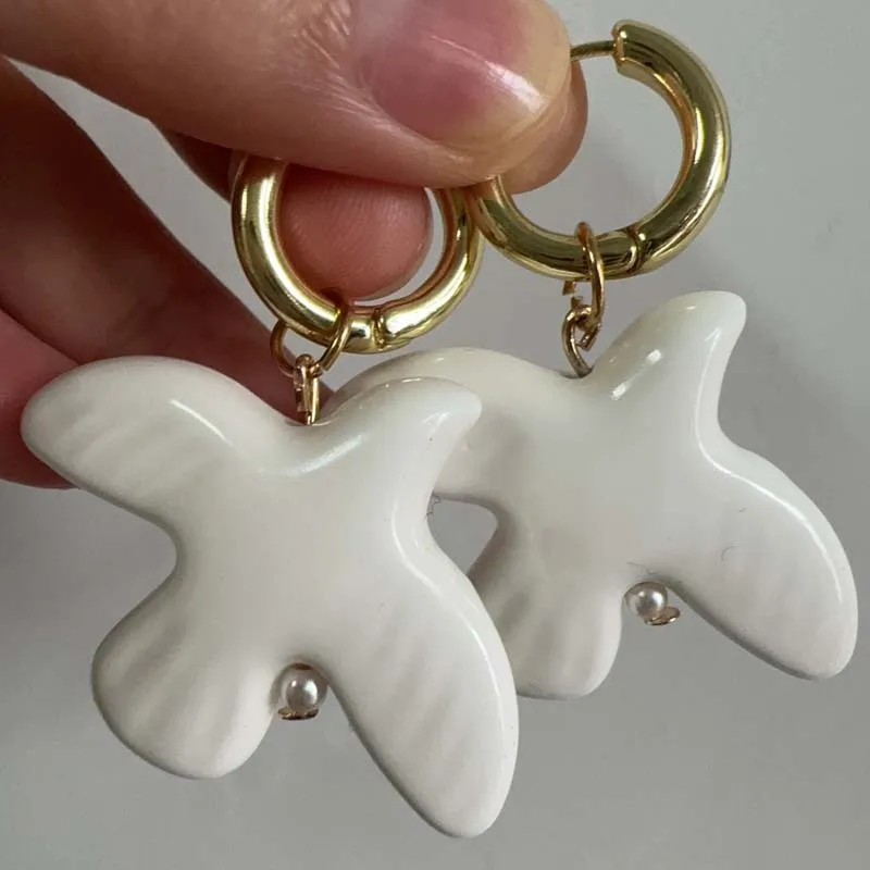 Pendientes redondos geométricos de Metal para mujer, aretes de paloma de la paz blanca, joyería de personalidad de estilo americano y europeo, regalo