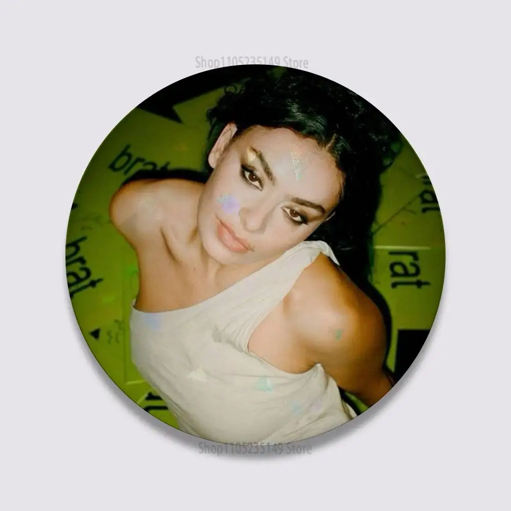 المغني تشارلي Xcx دبابيس 58 مللي متر لطيف الكرتون شارة دبابيس اليدوية لحقيبة الظهر اكسسوارات مجوهرات هدايا