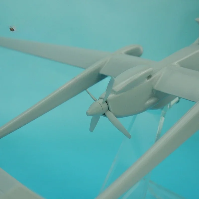 Heron-Drohne, 53 x 29 cm, statisches Harzsimulationsmodell mit Acrylbasis