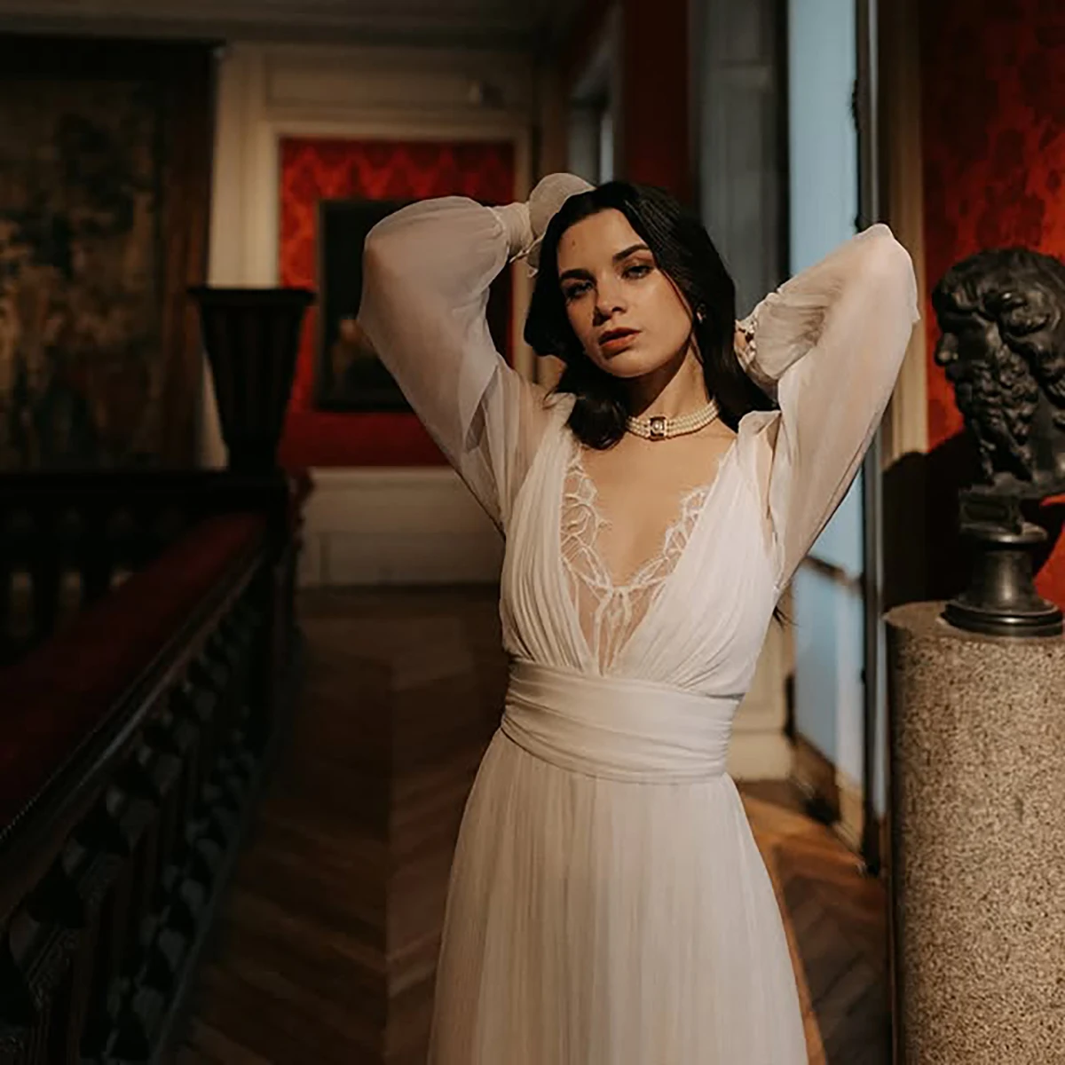 ชุดแต่งงานผ้าชีฟองไหมเซ็กซี่ คอเสื้อลูกไม้ลึก ทรงเอ แขนยาว กระโปรงพลีทแบบกำหนดเอง ชายกระโปรงทรงแปรง