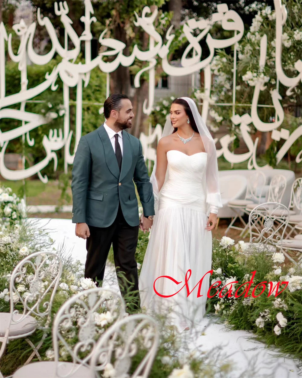 カスタマイズされた絶妙なホワイトチュールブライダルドレス高品質ストラップレスノースリーブウェディングドレスチャペルトレインジッパーバックドレス