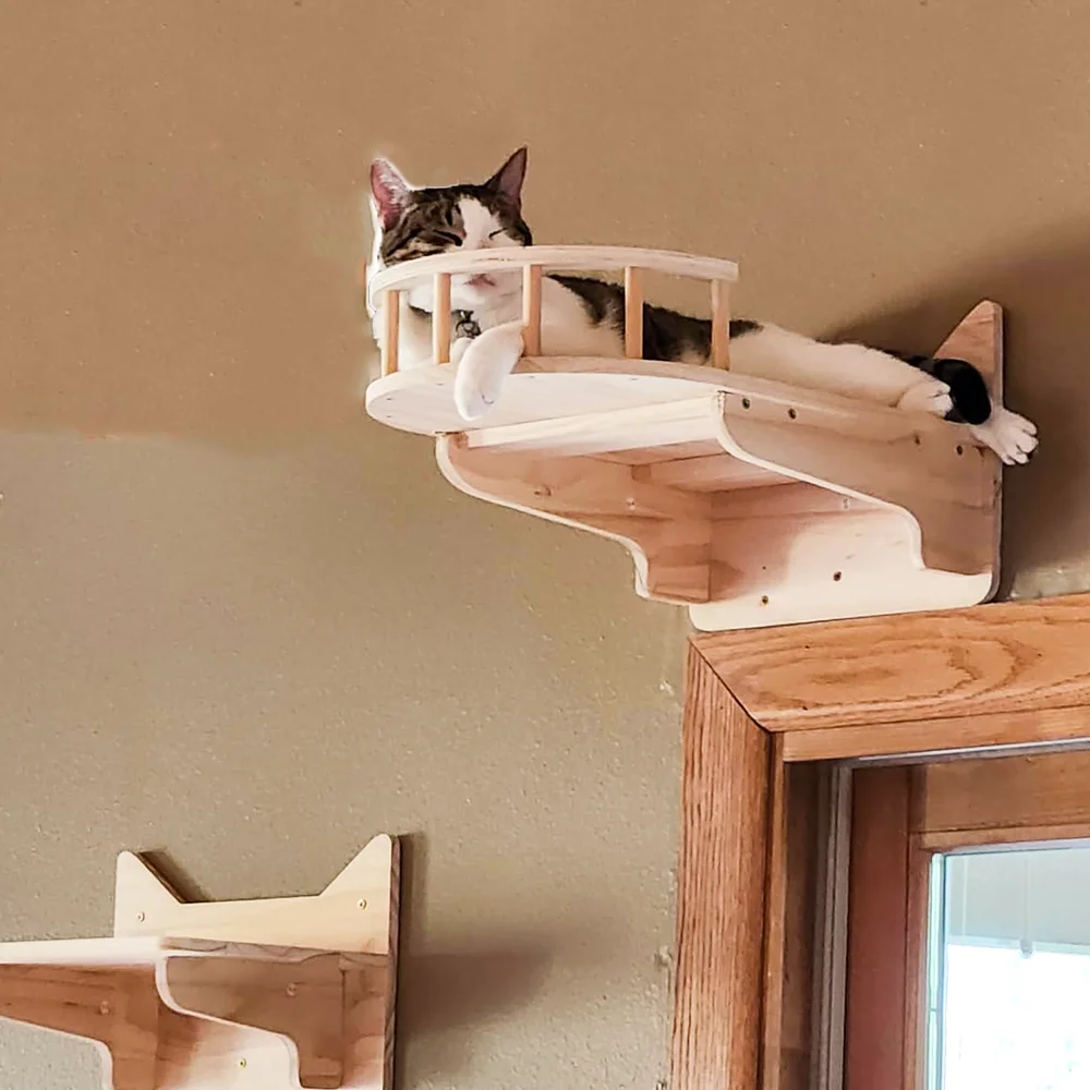 

Wall-mounted cat lookout with cat face pedal and sisal scratching post, suitable for multiple cats and various household types