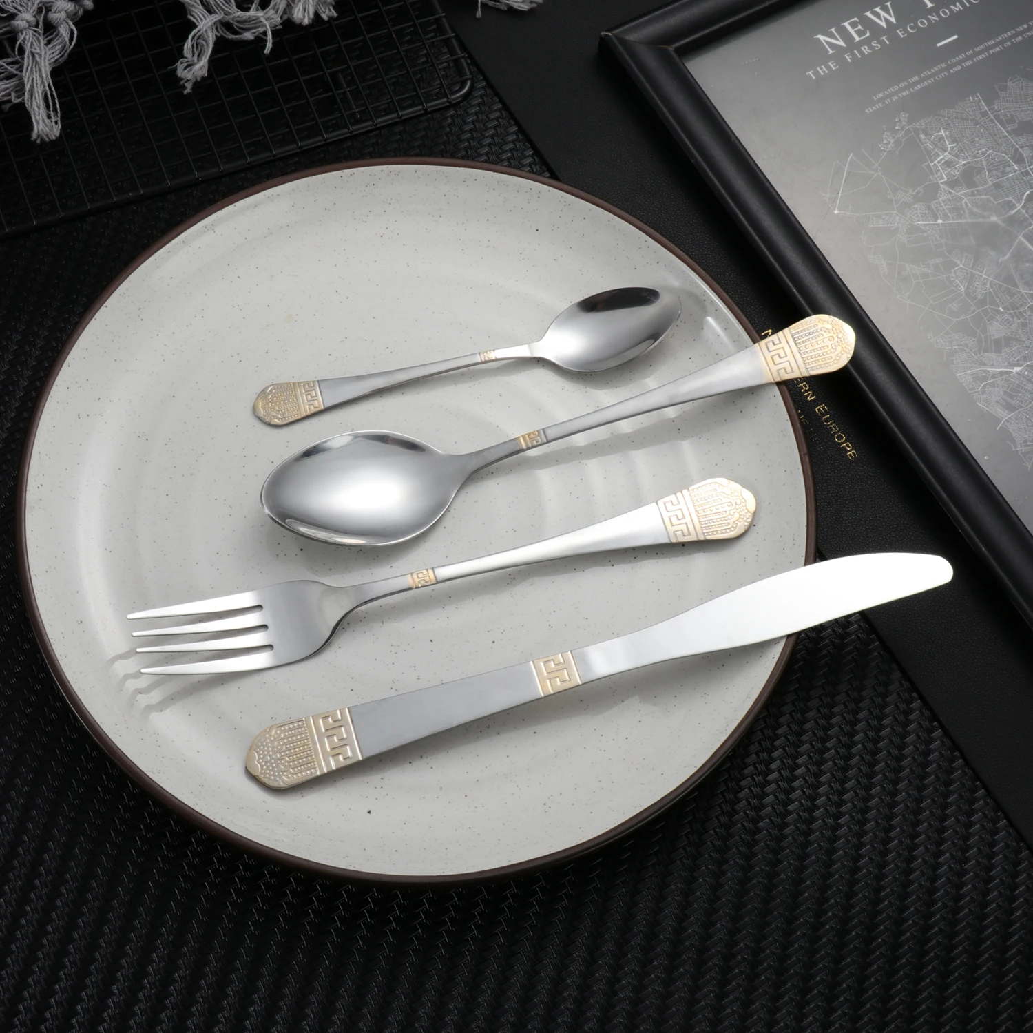 4/5/6/7/24/30 Western style stainless steel crown tableware set, gold tableware knife, fork, spoon, reusable