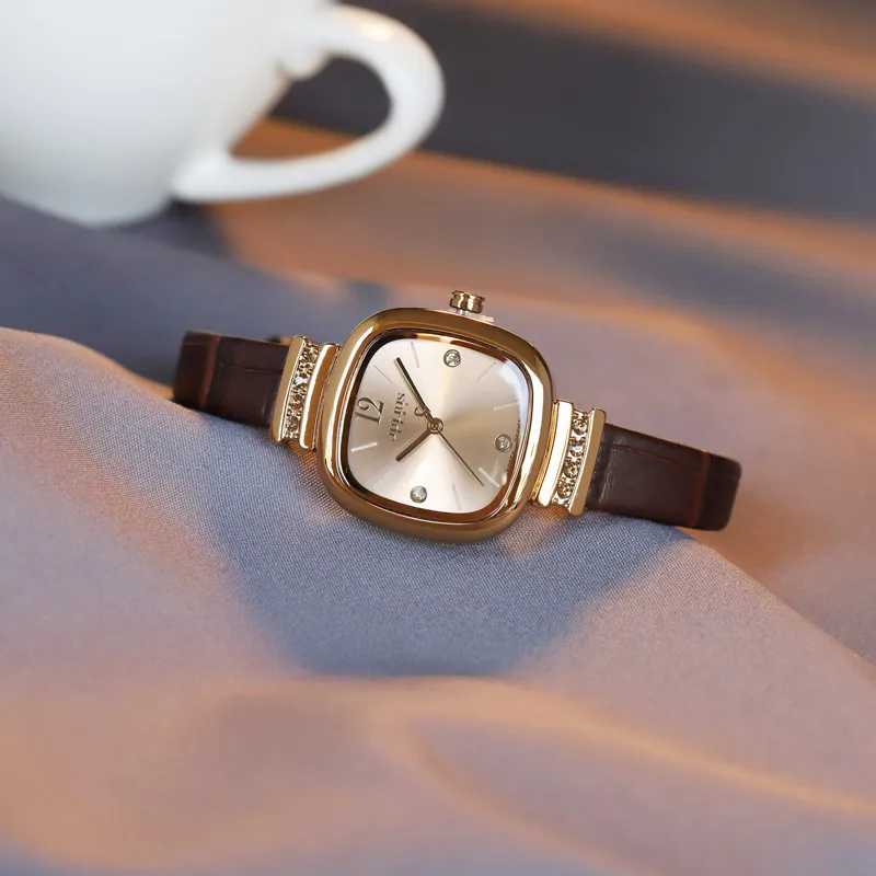 

Women's trendy and stylish small square watch, simple Korean style retro leather strap, women's student wristwatch