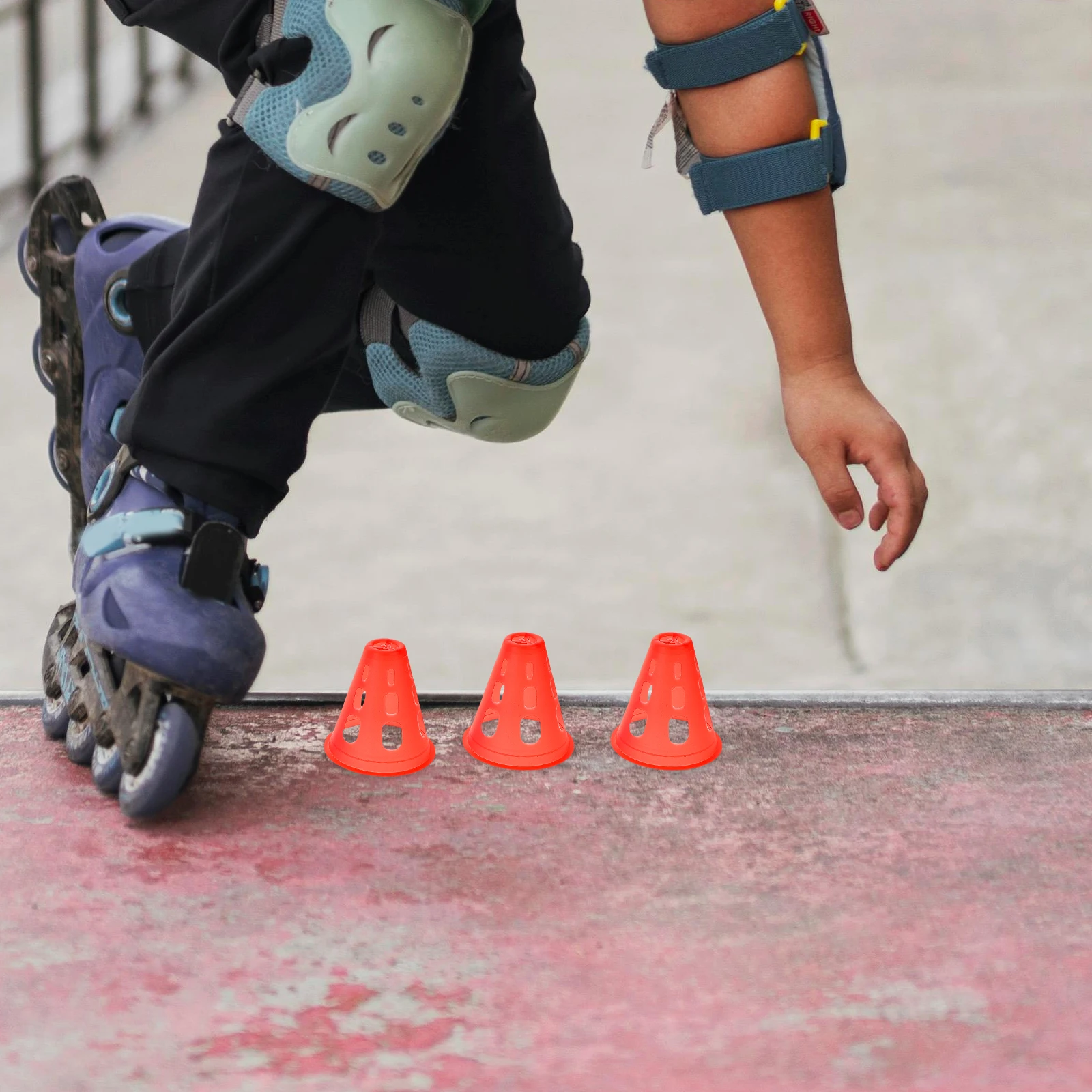 

20Pcs Mini Plastic Training Cones for Skating Practice Wind Resistant Stable Disc Cones for Outdoor Sports Training and Football