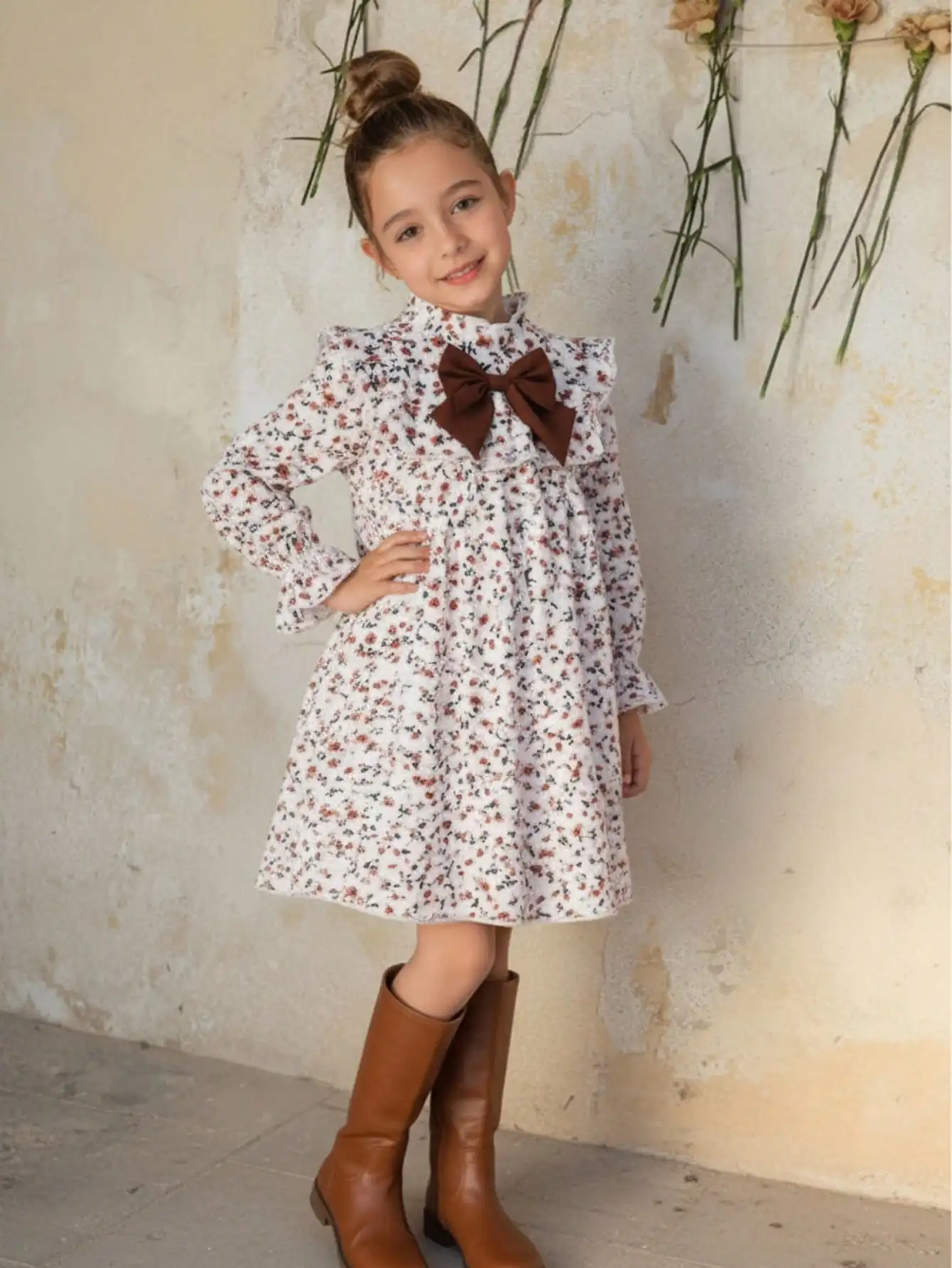 

Платье А-силуэта с цветочным принтом, длинными рукавами и воротником с рюшами и бантом для женщин