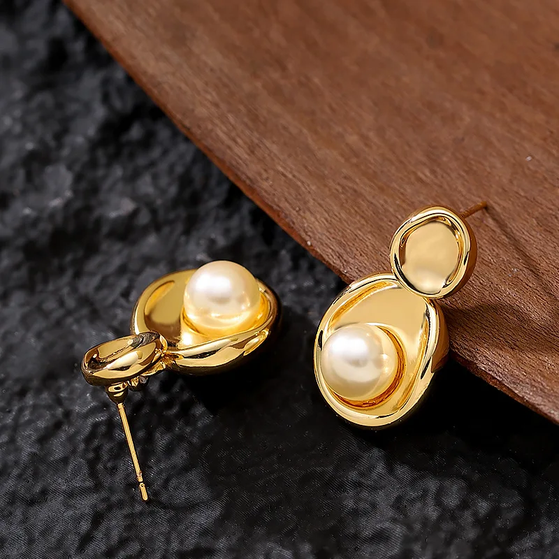 Fashionable, exquisite and personalized, simple INS style irregular pearl earrings, high-end, versatile and commuting earrings