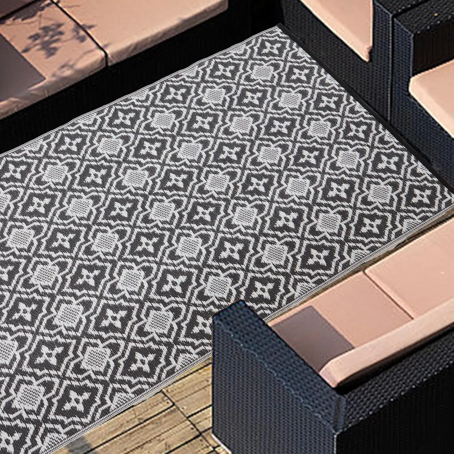 

Outdoor Rug Waterproof 4x6 Outdoor Mat Small Porch Balcony Rug,Reversible Plastic Straw Rug for Camping Black and White Outdo