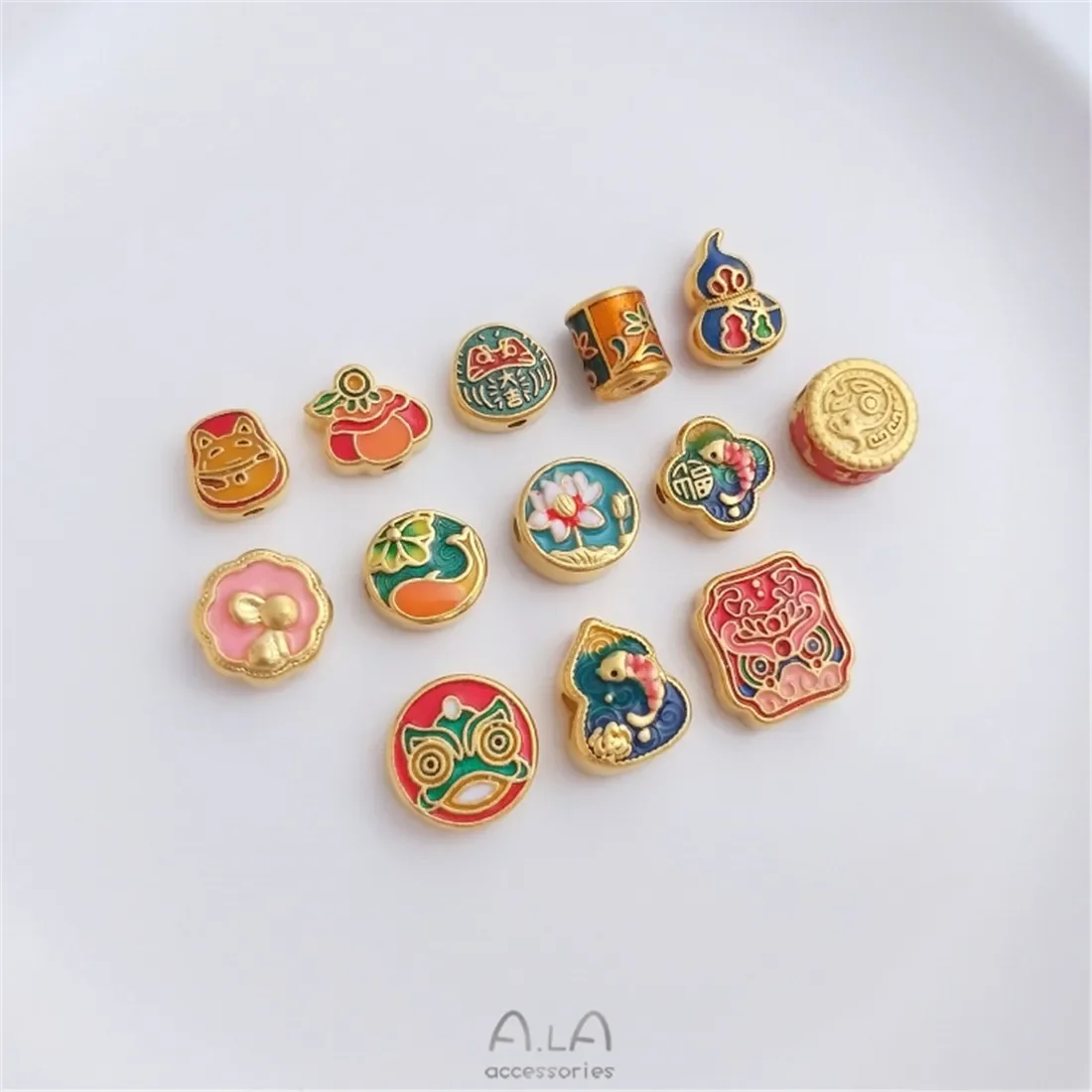 

Sha Jin Di You Shao Lan Chuan Zhu Accessories Zhao Cai Mao Xing Shi Lian Hua Ge Zhu Gu Zhu Di Y Bracelet Jewelry Transport Beads