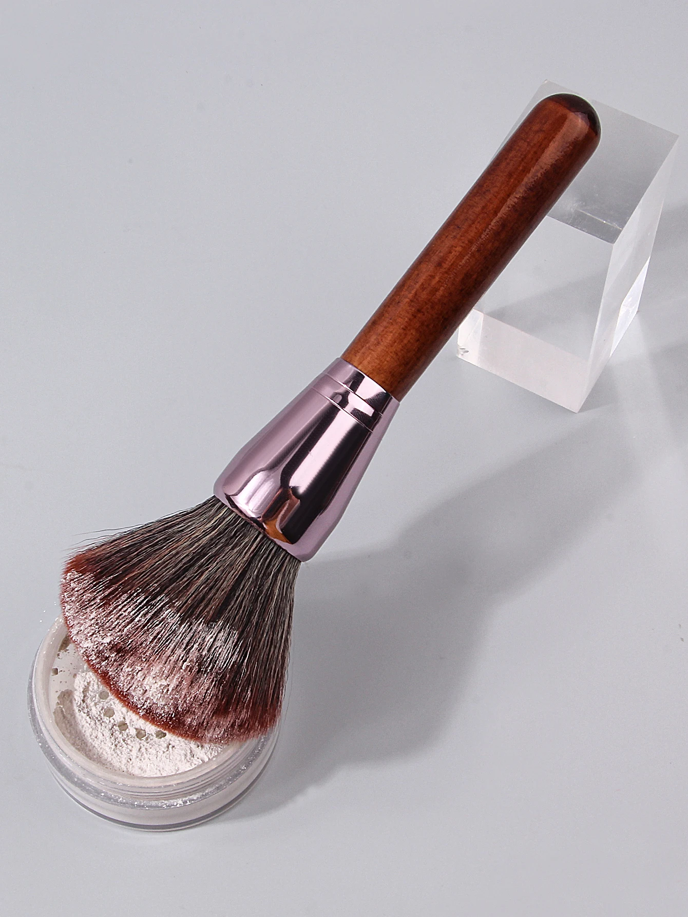 Pincel de maquiagem com cabo de madeira, retrô e elegante, pó fosco, pincel de blush conveniente, pincel de contorno de pó solto, 1 peça