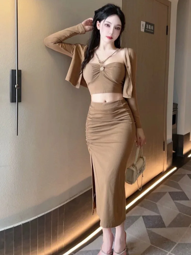 

Модный комплект, популярный женский облегающий топ с короткими рукавами и цепочкой, майка с разрезом и рюшами, комплект из трех предметов, модный костюм для вечеринки, шикарный костюм