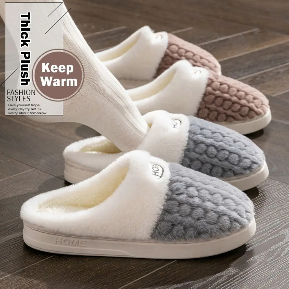 Un par de zapatillas peludas de moda para mujer, zapatillas de algodón con parte inferior gruesa y cálida, zapatos suaves de algodón para invierno para mujeres y hombres