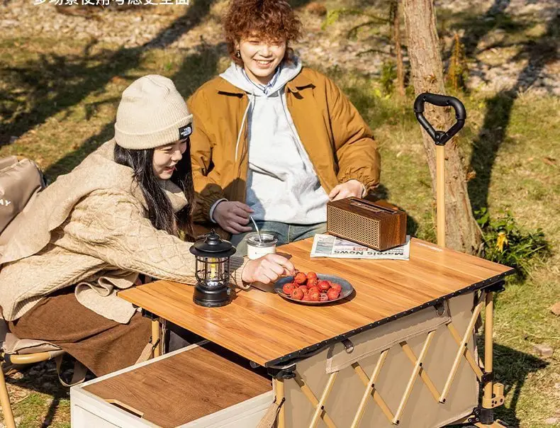 Outdoor-Camper, sammeln Sie das Modell, verlängern Sie es und fahren Sie dann den Anhänger-Campingwagen-Wagen.