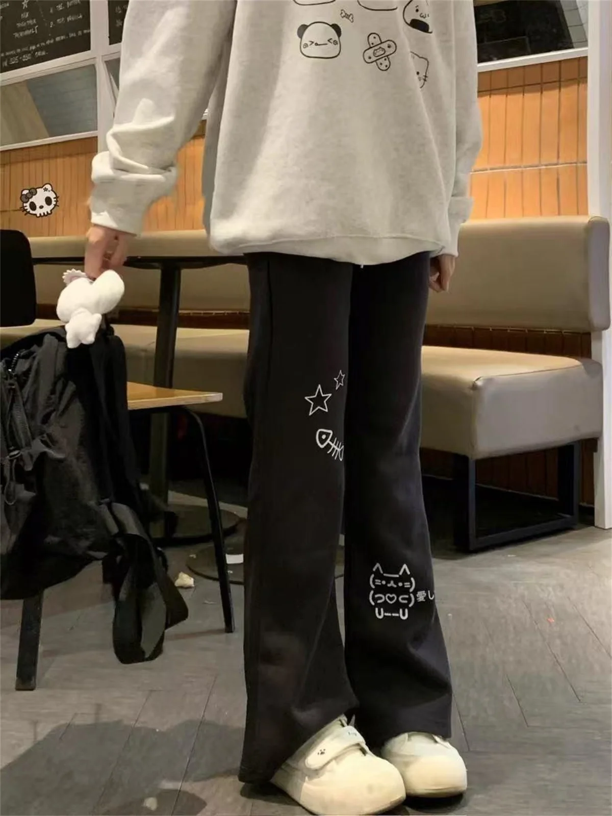 

Мужские летние повседневные модные тенденции с милым котом из мультфильма, универсальный прямой узор, новинка 2025 года, брюки с микророгами