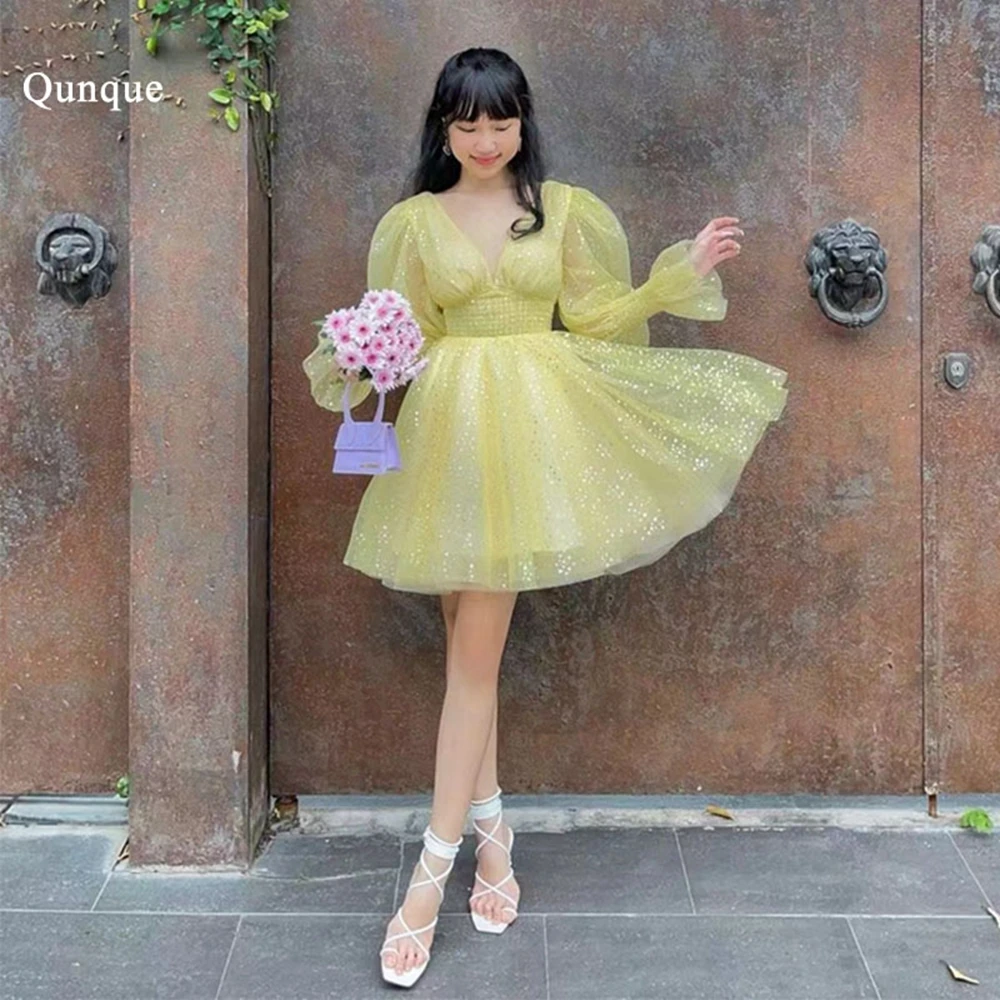 

Qunque Yellow Glitter Tulle V-neck Homecoming Dresses Puff Sleeves Above Knee Cocktail Dresses Vestidos De Novia Party Dress