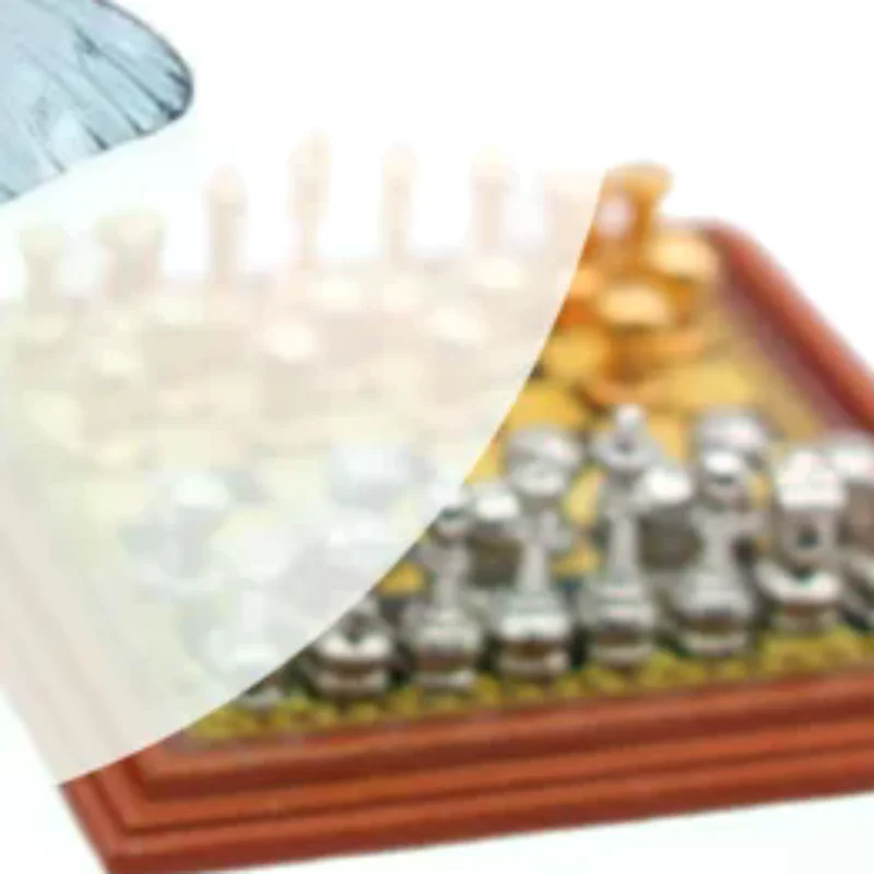 ديكور 1:12 دمية مصغرة؛ مجموعة شطرنج دولية مصنوعة من سبيكة؛ لعبة أطفال