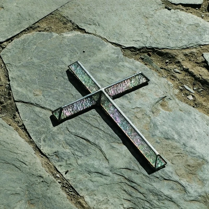 

Радужный витражный крест - настенный декор из мозаики ручной работы, христианское домашнее искусство и уникальный духовный подарок с красочным узором