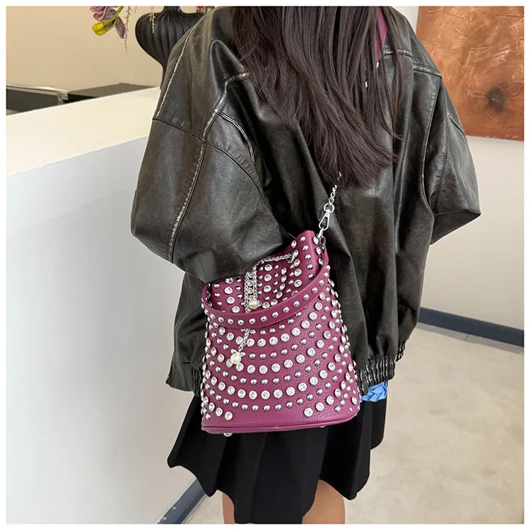 

Острая сумка через плечо с шипами 2024, просторная женская сумка через плечо, роскошная сумка-тоут «день-ночь», модная сумка-слинг, текстурированный топ