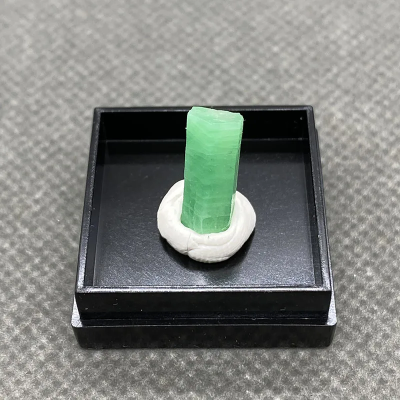 

100% натуральные бусины из изумрудного сорта из необработанного камня, минеральные бусины в провинции Юньнань, Китай + размер коробки: 27*25 м.