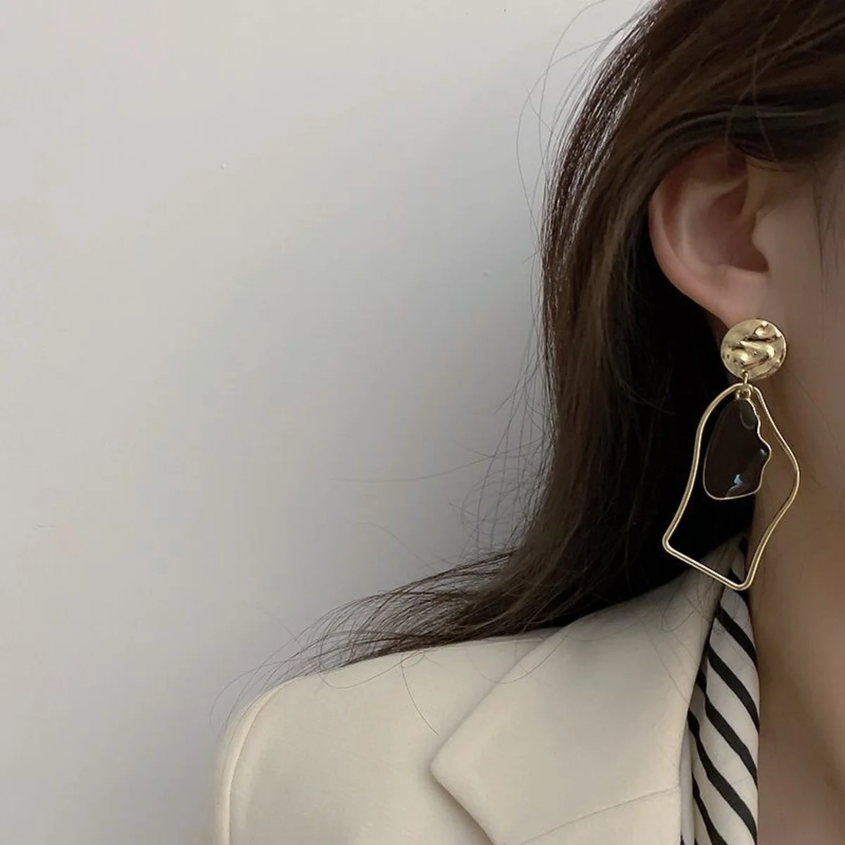 Französische Retro-Ohrringe mit unregelmäßigem, hohlem Rahmen und asymmetrischem Design für Damen, Karamell-Erdtöne, geometrische Ohrringe, Schmuck für Dates – Detail 6