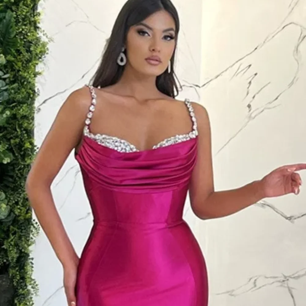 Exquisite Spaghetti Meerjungfrau Ballkleider Strass drapiert vertikal umarmt Satin Abend bodenlänge السpflegen رة فساتين