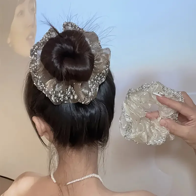 Uma elegante faixa de cabeça de malha decorada com pérolas e anfíbole, faixa de cabeça elegante feminina, acessório de cabelo charmoso