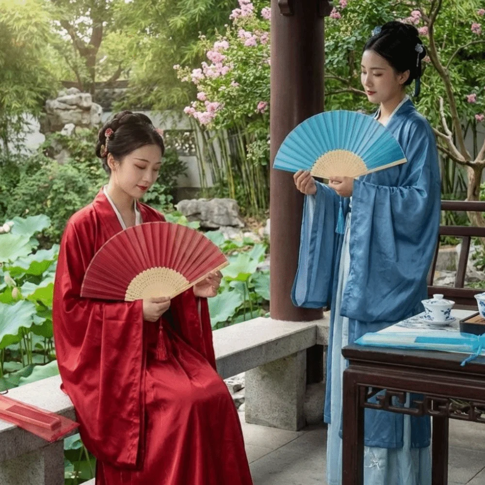 Éventail pliant de style chinois, outil de refroidissement, éventail à main en bambou résistant à l'usure avec pompon et sac en organza, éventail portable, cadeaux de mariage