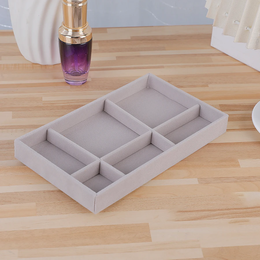 

A Gray Velvet Jewelry Storage Tray, Suitable for Storing, Displaying, and Placing Jewelry, and Can Be Placed in a Drawer for Storage