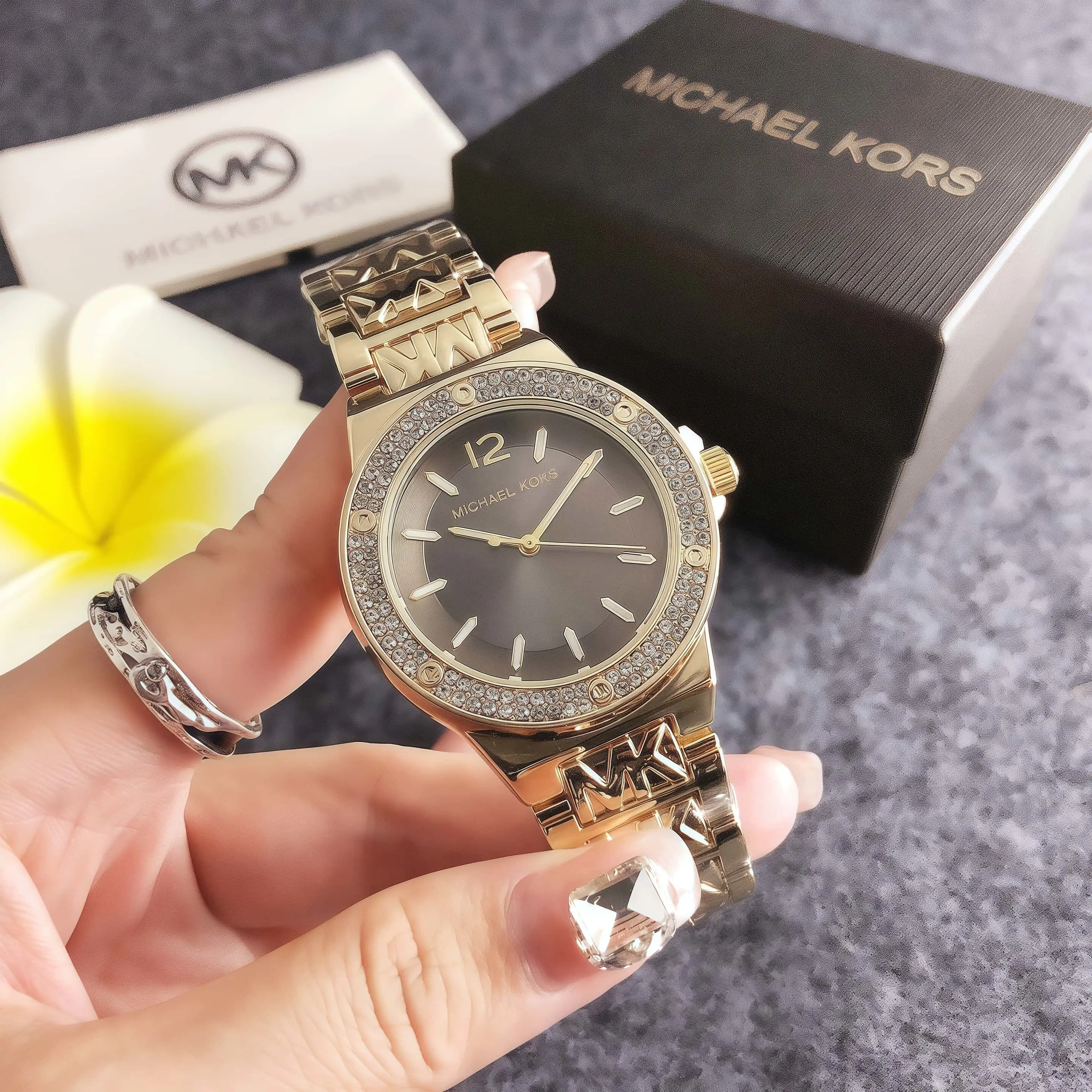 ساعة يد نسائية جديدة من مايكل  - مراجعة Women'S Bags Michael Kors وسعره