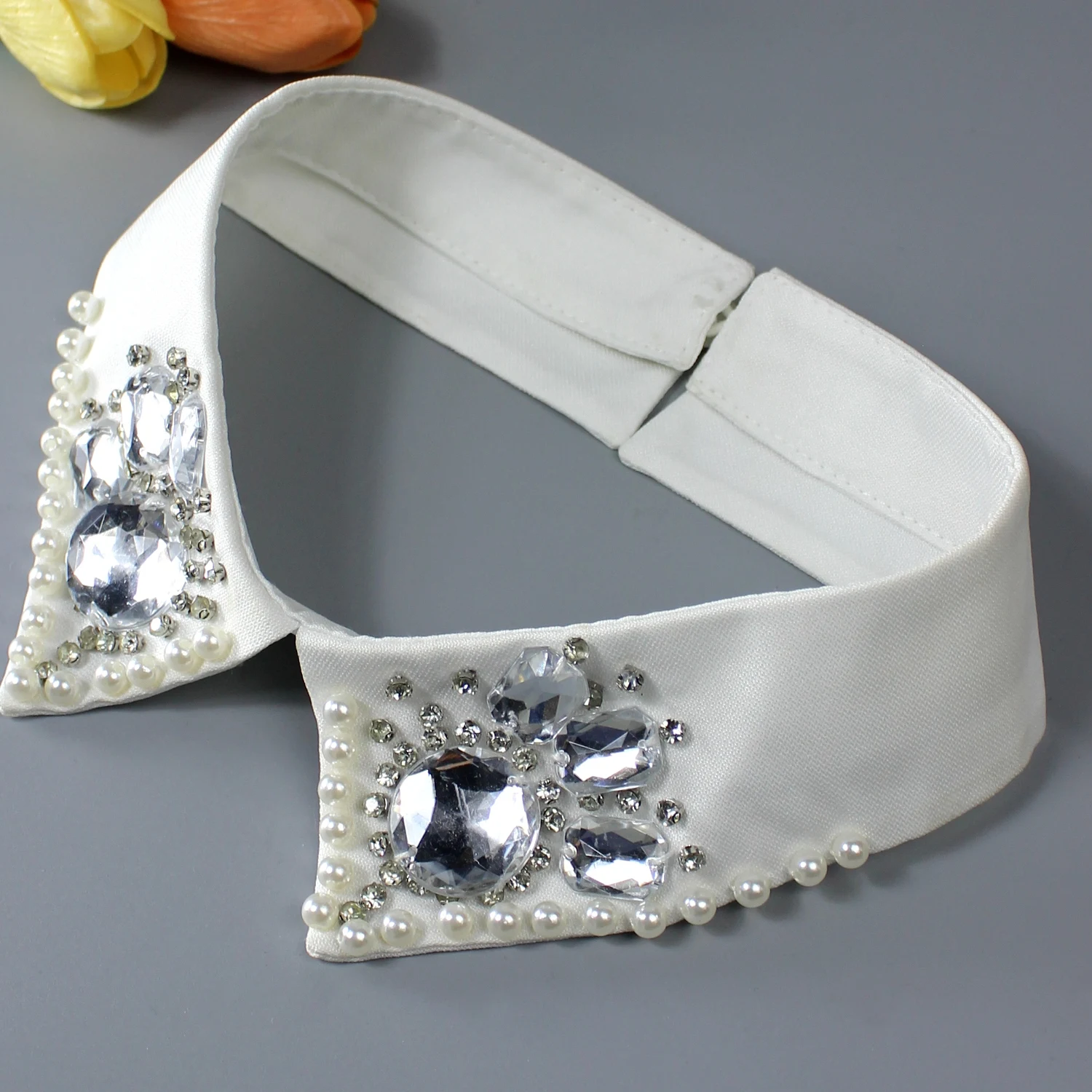 1 Stück luxuriöser Strass-Kunstkratz, mit glänzenden Diamanten und handgenähter Verarbeitung. Entworfen mit Sonnenblume und C – Detail 3