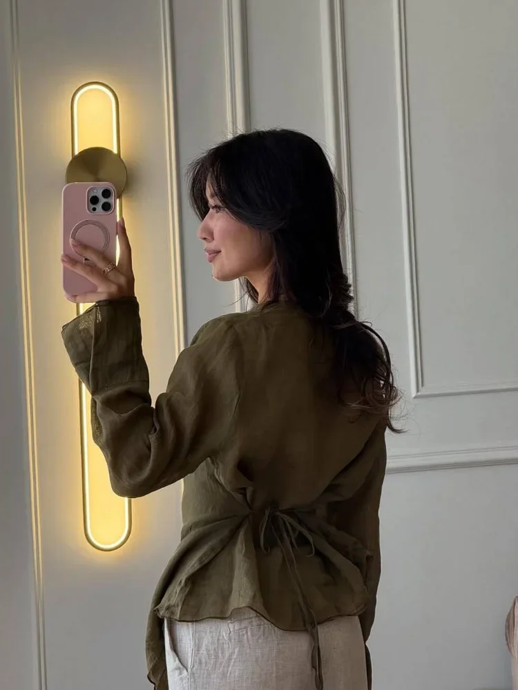 

Элегантная женская рубашка с длинным рукавом, однотонная, с отложным воротником, утягивающим поясом и боковыми разрезами, на пуговицах, весна 2026, для повседневной носки