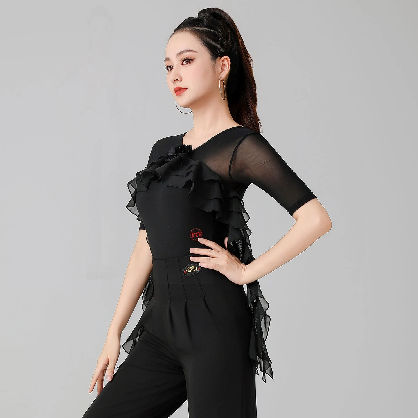 2025 femmes moderne haut de danse volant demi manches combinaison Chacha Rumba Tango robe de danse Costumes de danse latine porter DN20695