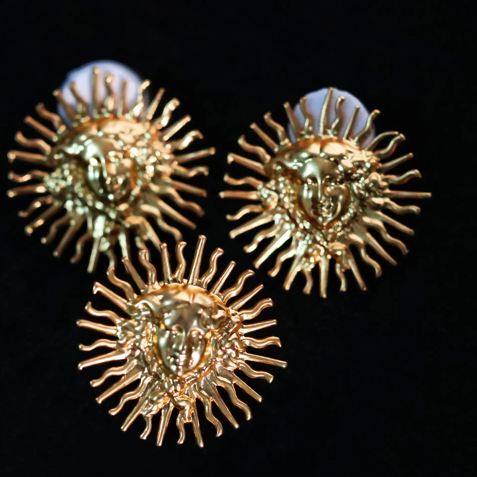 

2023 New European and American French Vintage Sun Goddess Brooch