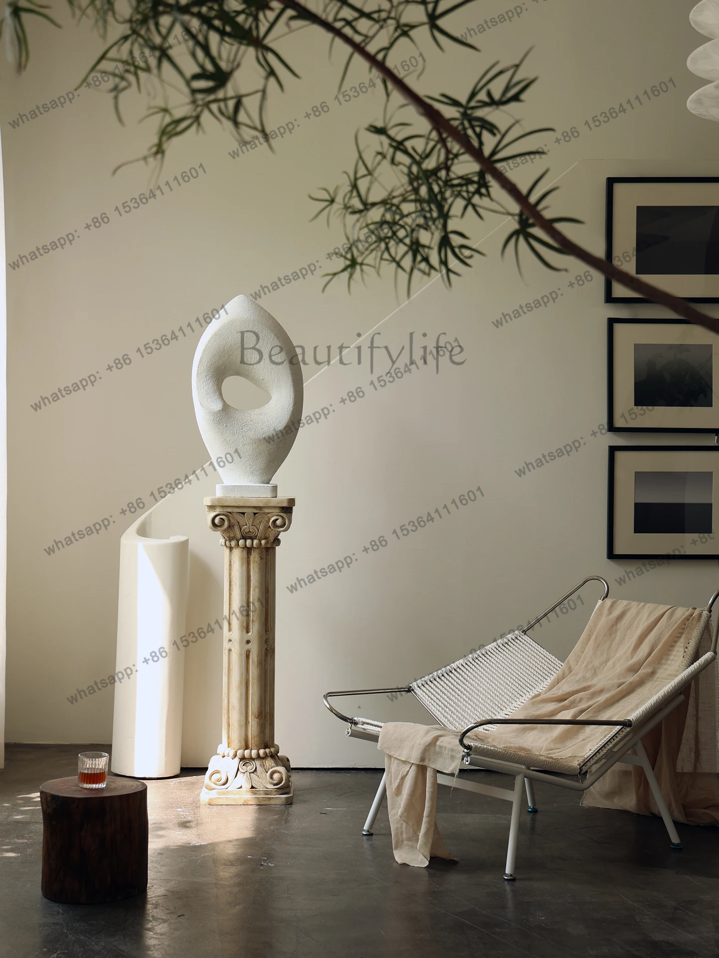 Scultura astratta retrò, ornamenti dal pavimento al soffitto, negozio di abbigliamento, decorazioni in famiglia