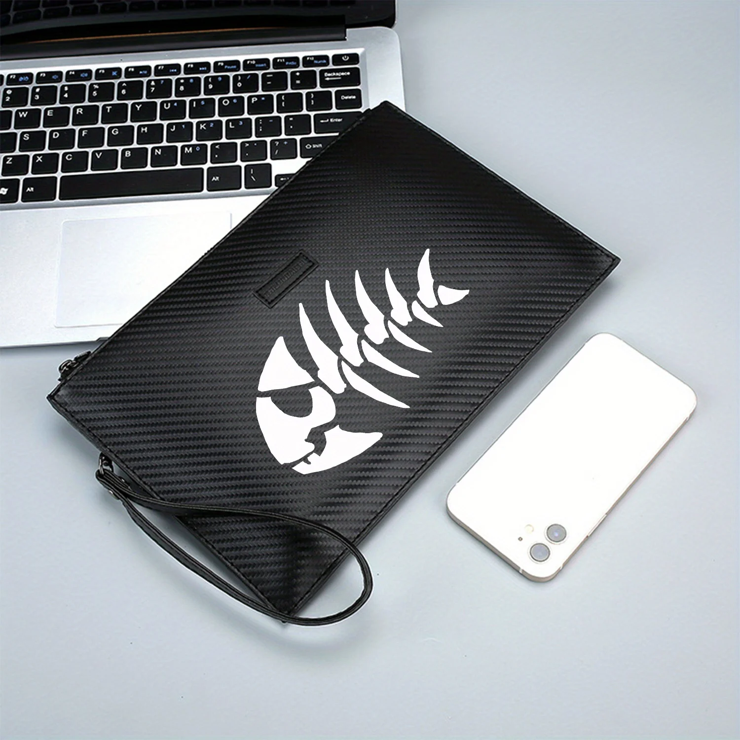 هيكل السمكة باللونين الأبيض والأسود صورة أنيقة مطبوعة من البولي يوريثان حقيبة يد رجالية عصرية وعملية للحمل اليومي