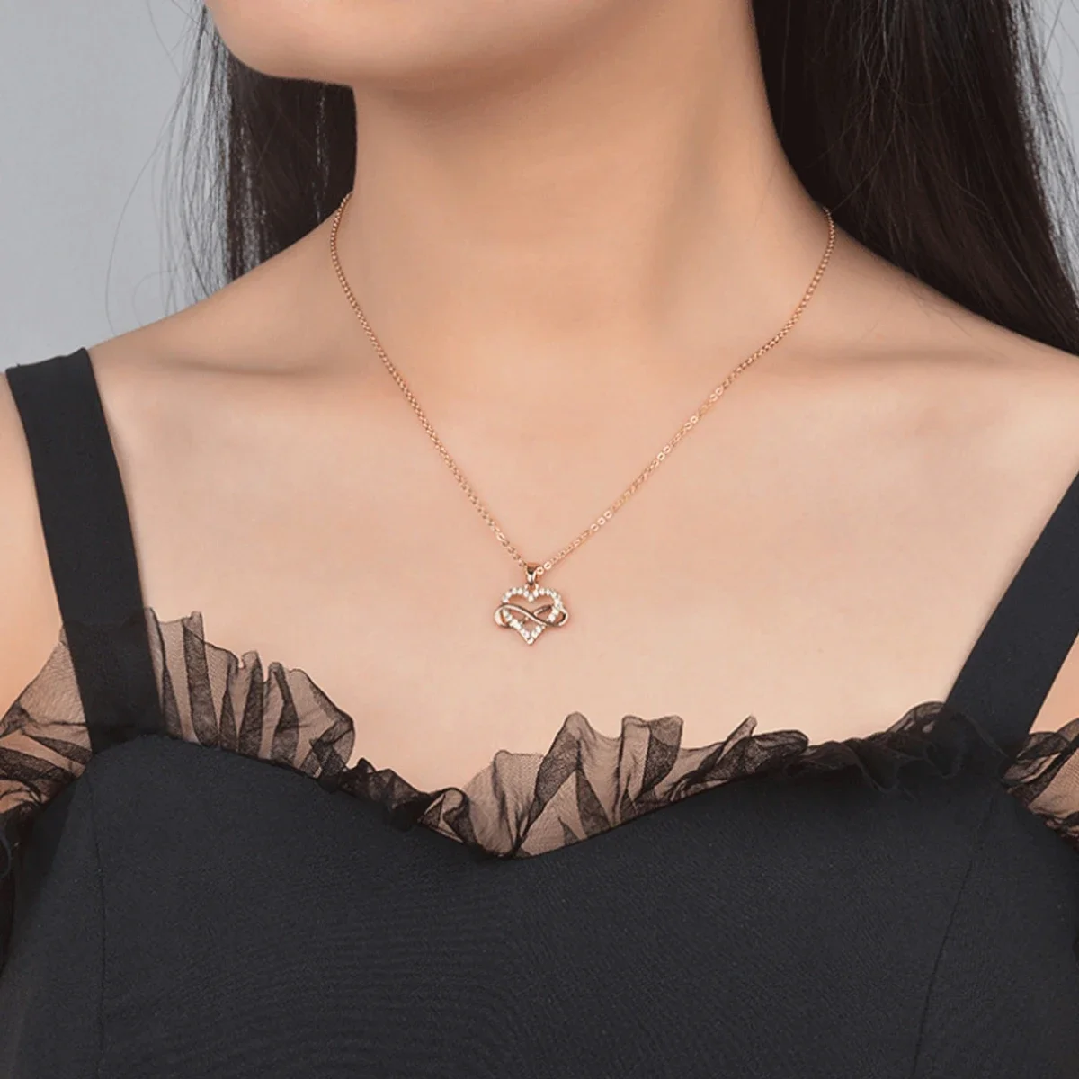 

1pcs New Love Necklace Female, Rose Gold Hollowed-out Diamond Heart Pendant, Girls Fashion Collarbone Chain