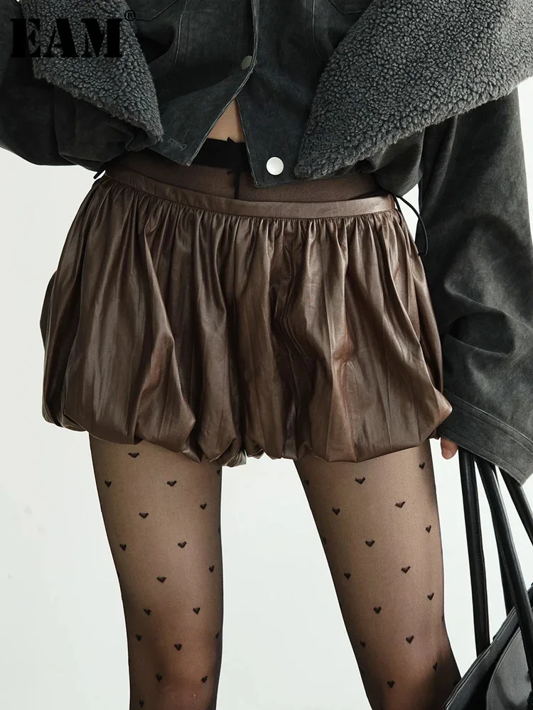 [EAM] Women Brown Pleated Shaped Elegant Wide Leg Shorts New High Waist Trousers Fashion Tide Spring Summer 2024 1DH8268