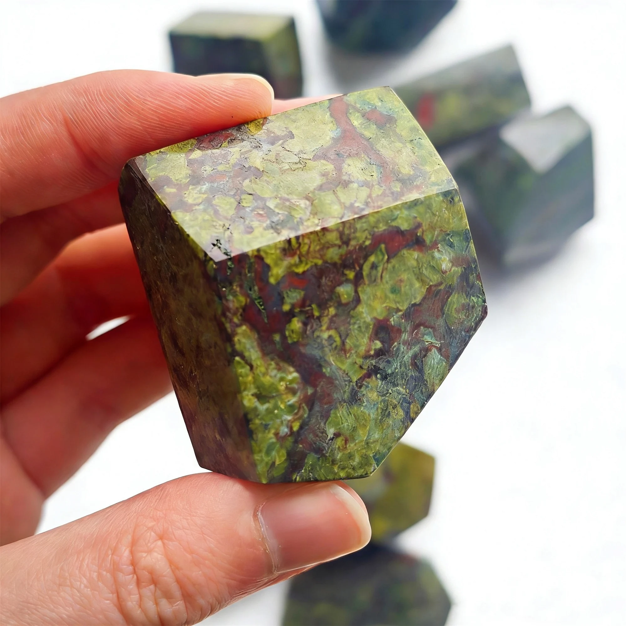 

1pc Dragon Blood Freeform Carving, Bohemian High-End Decoration in Homes, Suitable for Collector's Gift, Easter, Valentine's