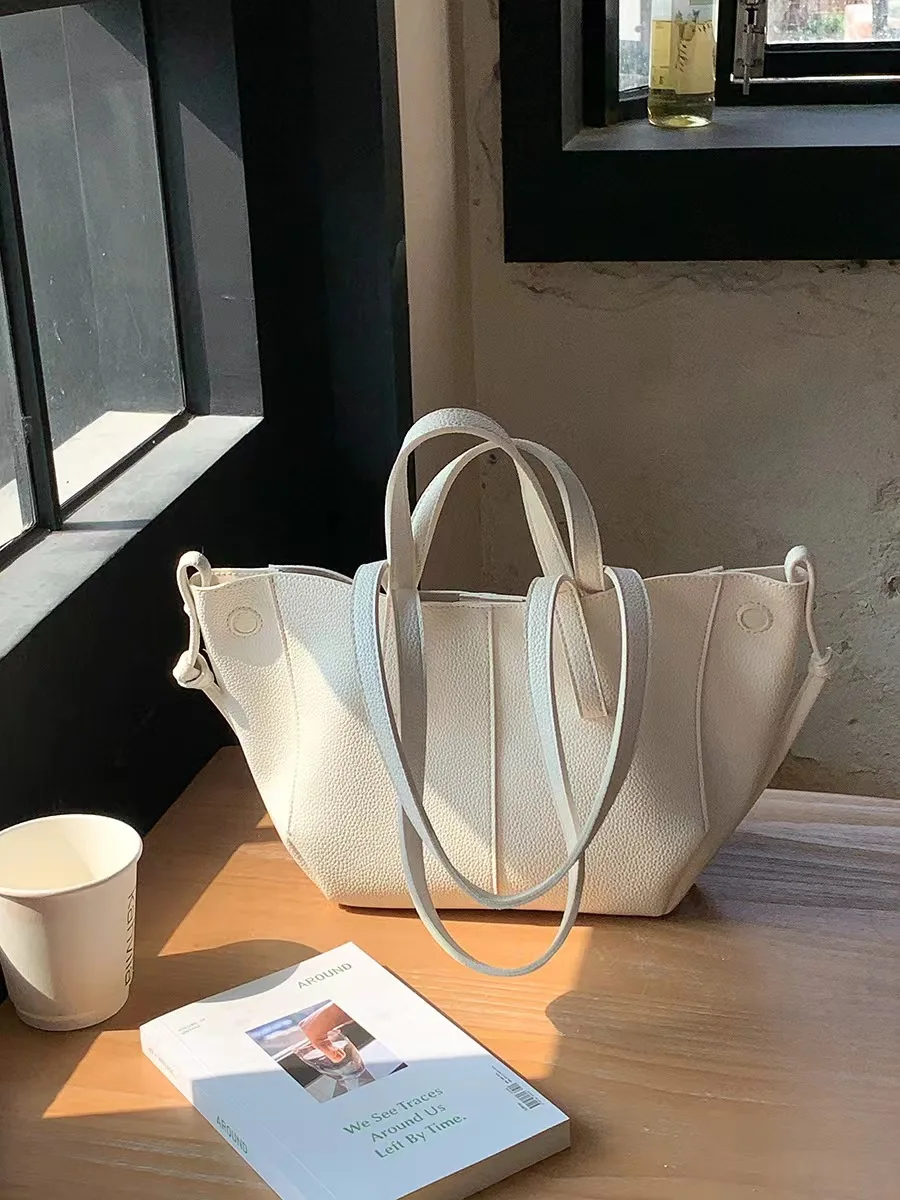 2024 New French Retro Tote Bag Fashion Simple Handbag Highend Large Capacity Commuting Versatile Shoulder Bag Trendy Fashion Bag