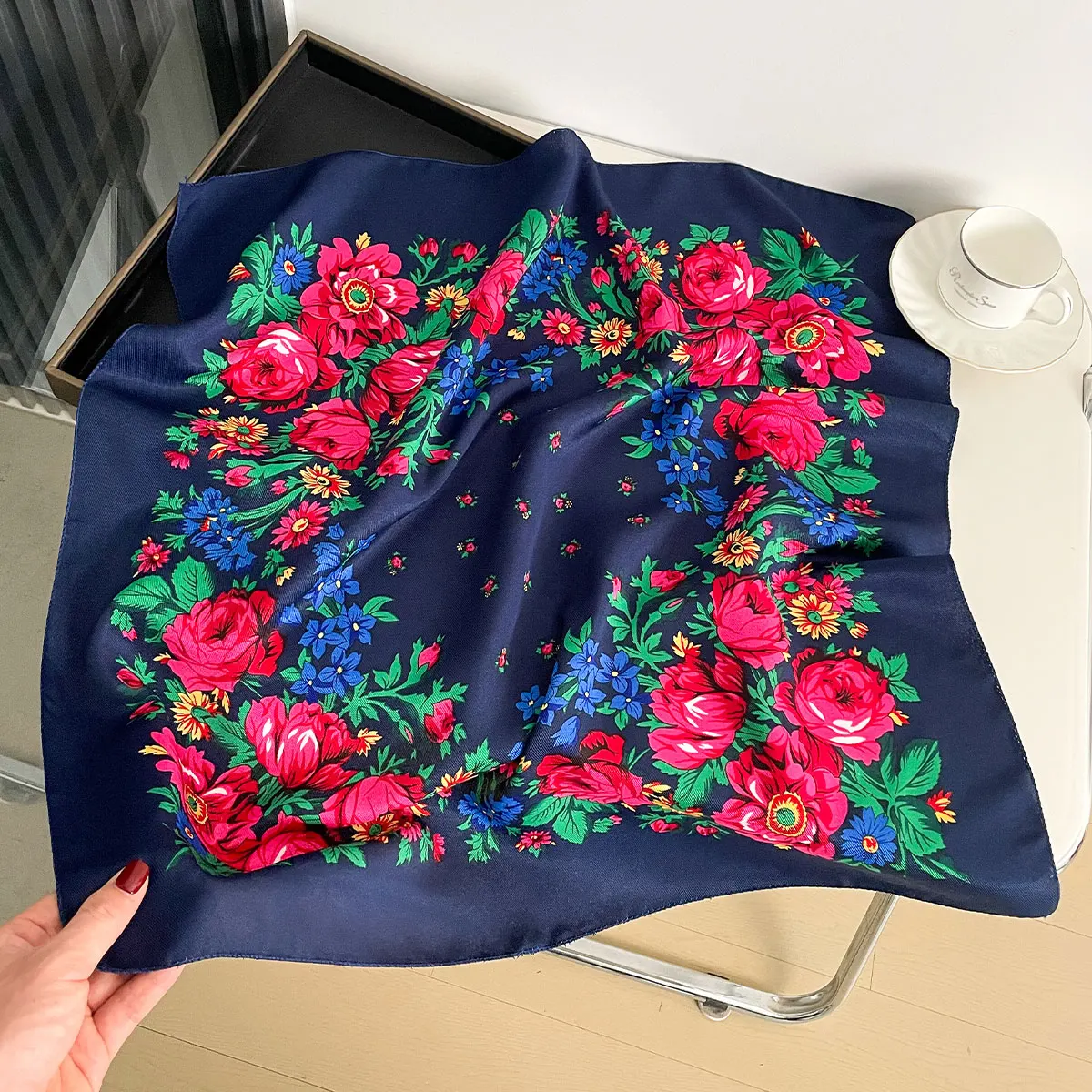 2025 Neueste 70 cm Baumwolle Blumendruck Frauen Bandanas Quadratischer Schal Mädchen Stirnband Zubehör Taschentuch Halstuch Haarschal – Detail 12