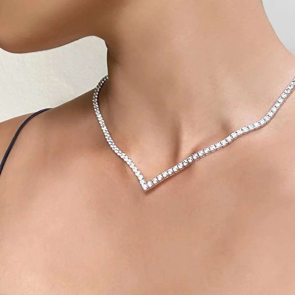 Fashionable Women's Minimalist 2024 New Accessories Personalized V-shaped Water Diamond Versatile Party Sexy Neckchain