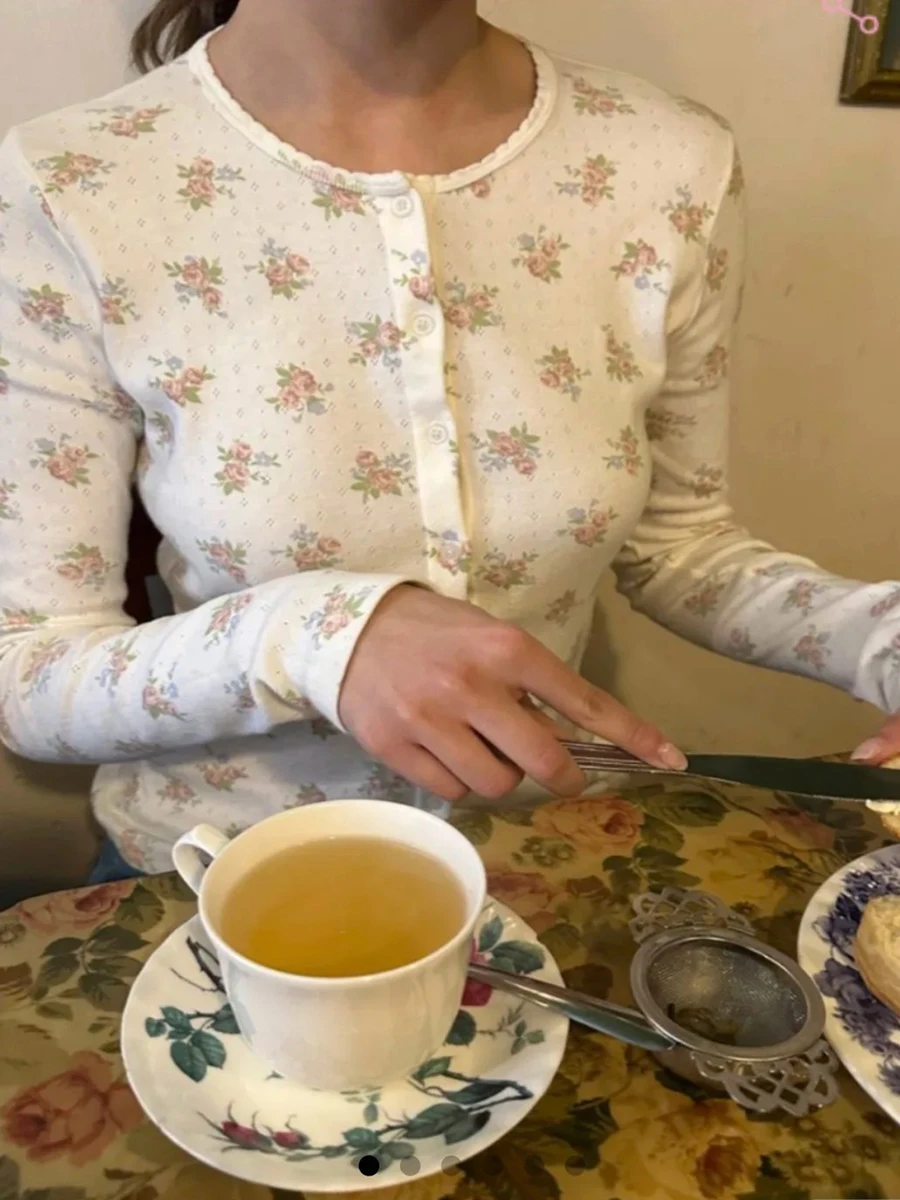 Camiseta ajustada con estampado Floral y ojales para mujer, camisetas de manga larga de algodón con cuello redondo y una hilera de botones, camisetas dulces Vintage bonitas