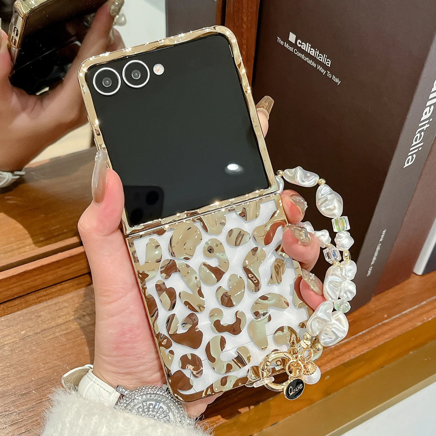 

Gold Leopard Phone Case For Samsung Galaxy Z Flip 7 6 5 4 Protective Back Cover For ZFlip5 ZFlip6 ZFlip7 Case Shell
