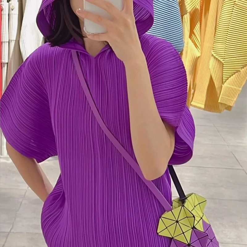 Felpa con cappuccio a pieghe Miyake 2025 Autunno Nuova maglietta versatile slim a maniche corte Felpa con cappuccio con pieghe alla moda da donna