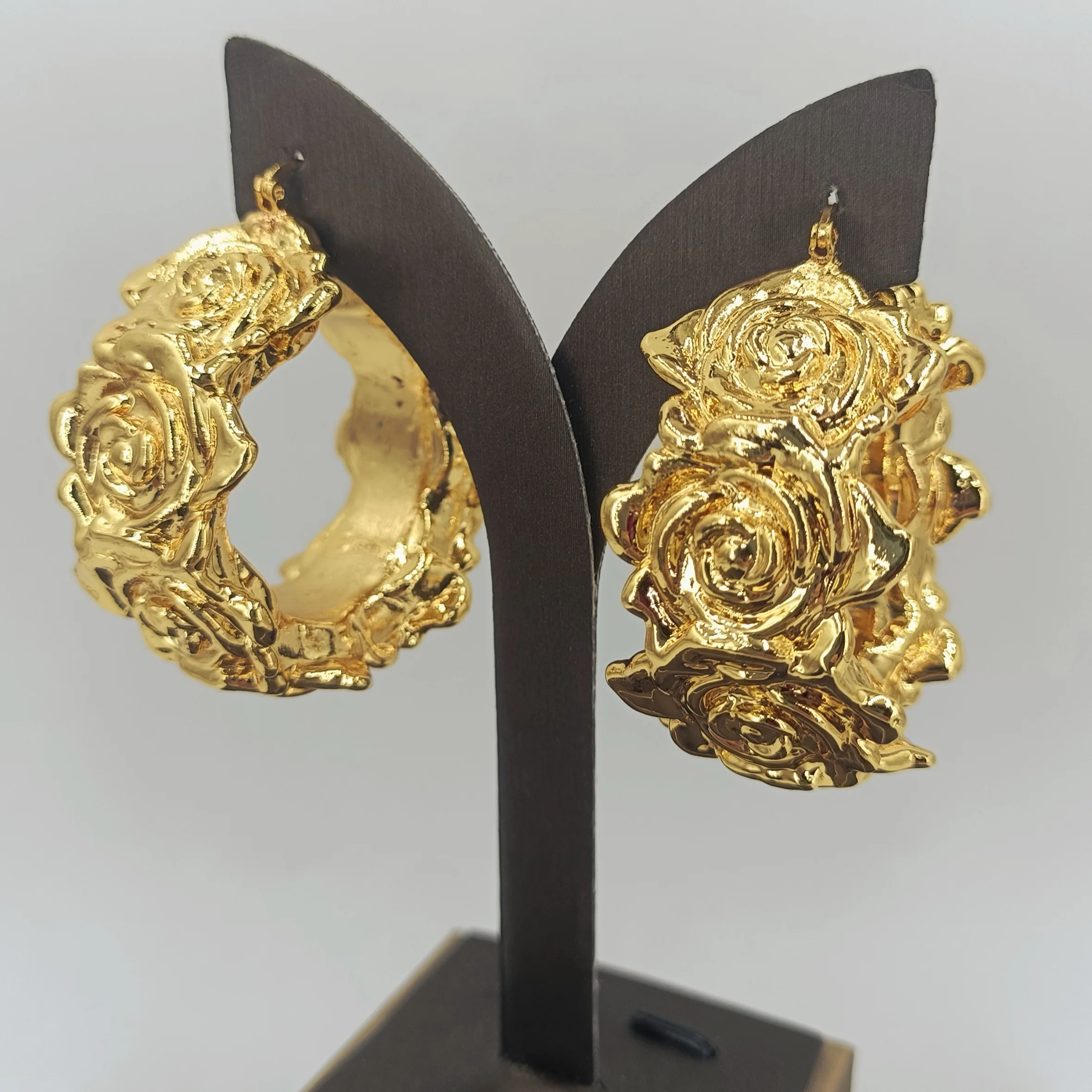New Luxury Gold-Tone Hollow Swirl Hoop Earrings for Women Bold Statement Jewelry for Party Evening Wear Chunky Metal Accessory