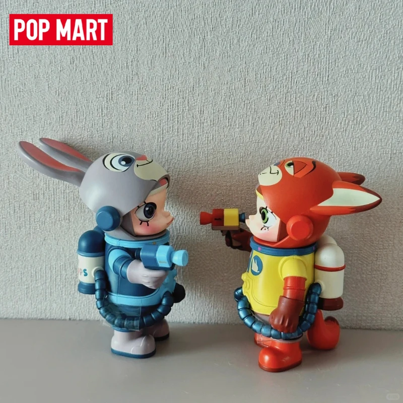 

Оригинальный набор POPMART MEGA SPACE MOLLY 100% Disney Zootopia: Джуди и Ник в костюмах полиции из мультфильма, контрастные милые костюмы-космонавты