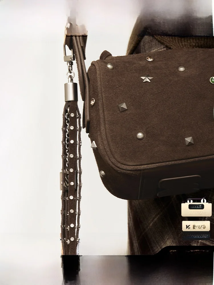 decorazione-pendente-con-borchie-e-nappe-nuovo-accessorio-moda-primaverile-da-donna-marca-moussy-028iaa501001