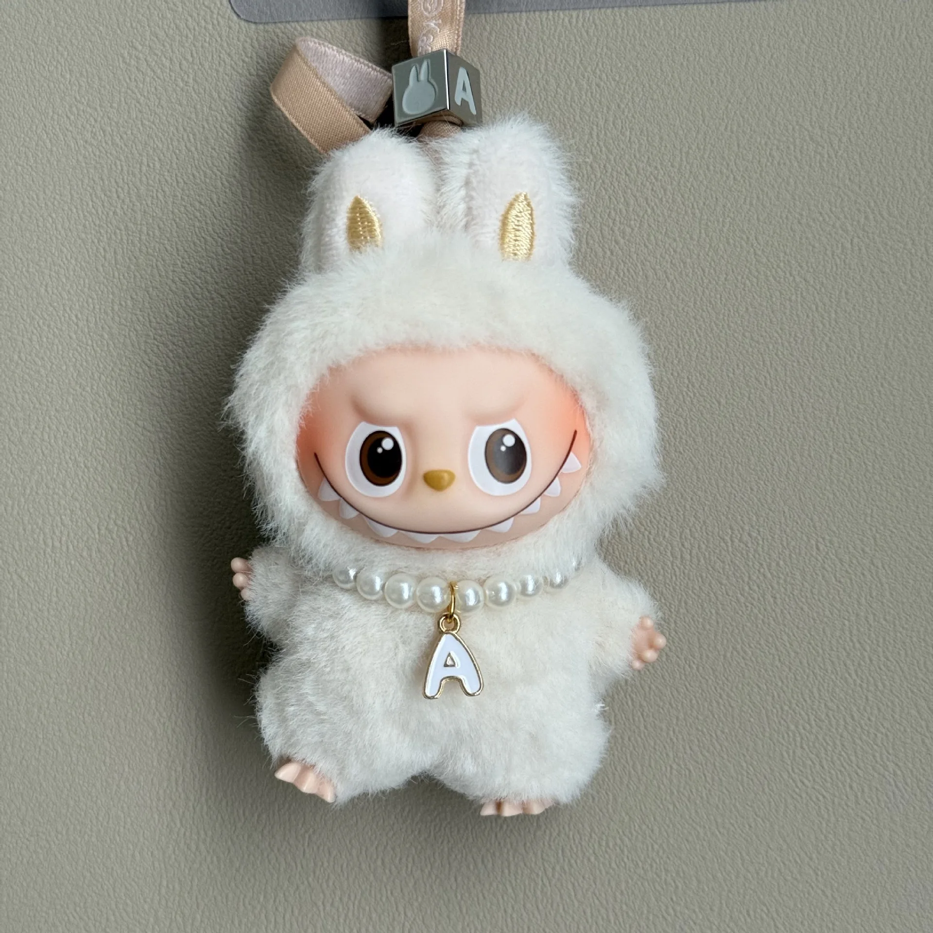 Collana di perle Mini accessorio Ciondolo Lettera Collana di perle Adatto per 10 cm Labubu 4.0 Labubu Accessori per bambole Giocattolo regalo