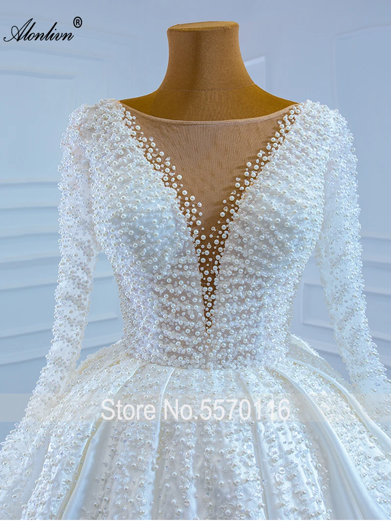 ชุดแต่งงานทรงเอไลน์แบบสั่งตัดของจูเลีย คุย ประดับมุกสวยหรู พร้อมสายรัดคอแบบคอร์เซ็ทและชายกระโปรงยาว